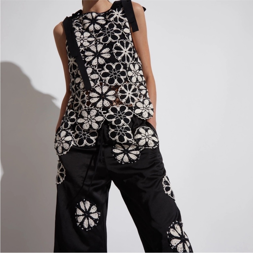 $285 Santart Ruby Crochet Floral Lace Black and White Women's Top XS - like new